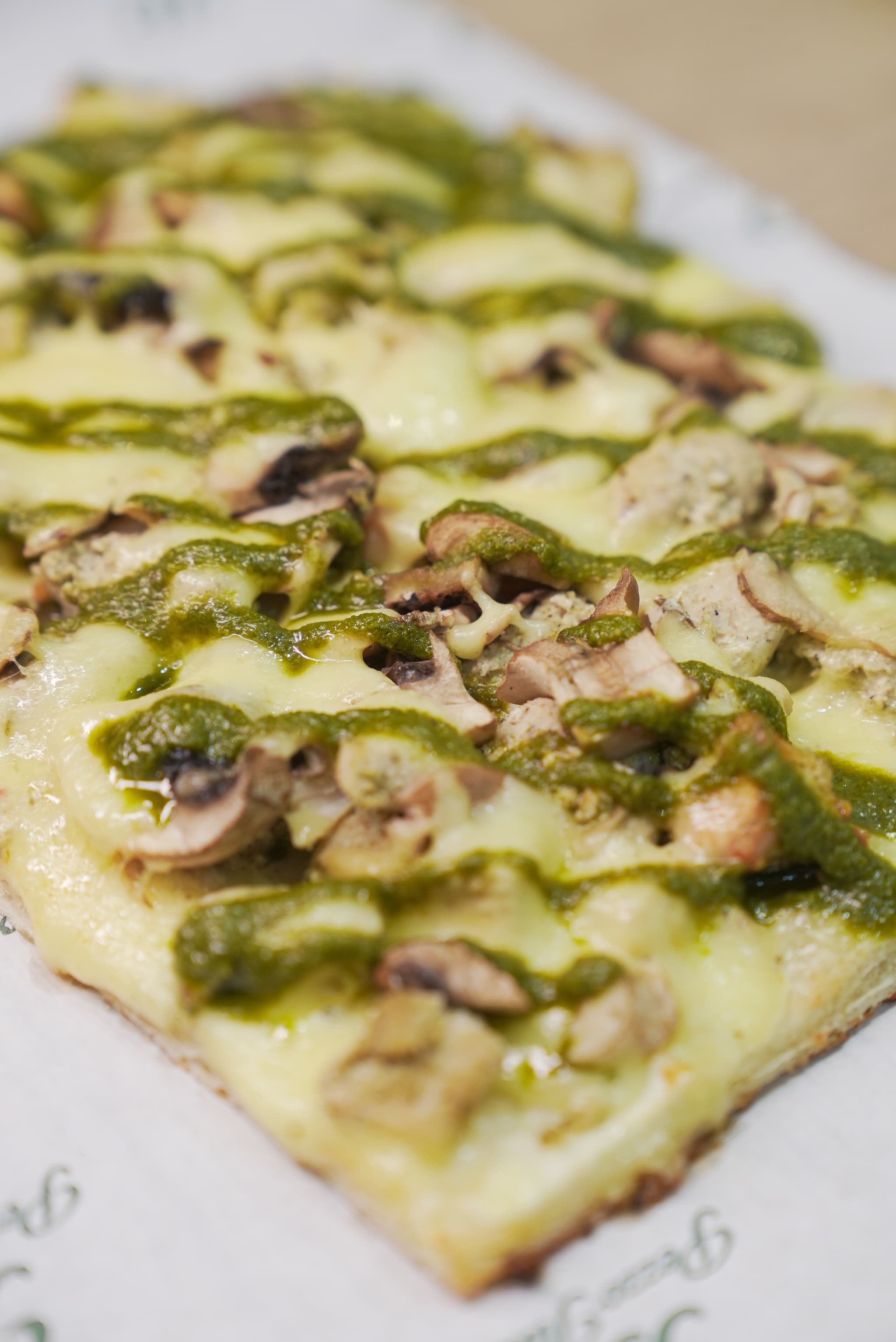 Pizza Poulet Pesto Champignons — Pezzo Italiano